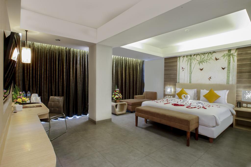 Kyriad Royal Seminyak Esterno foto